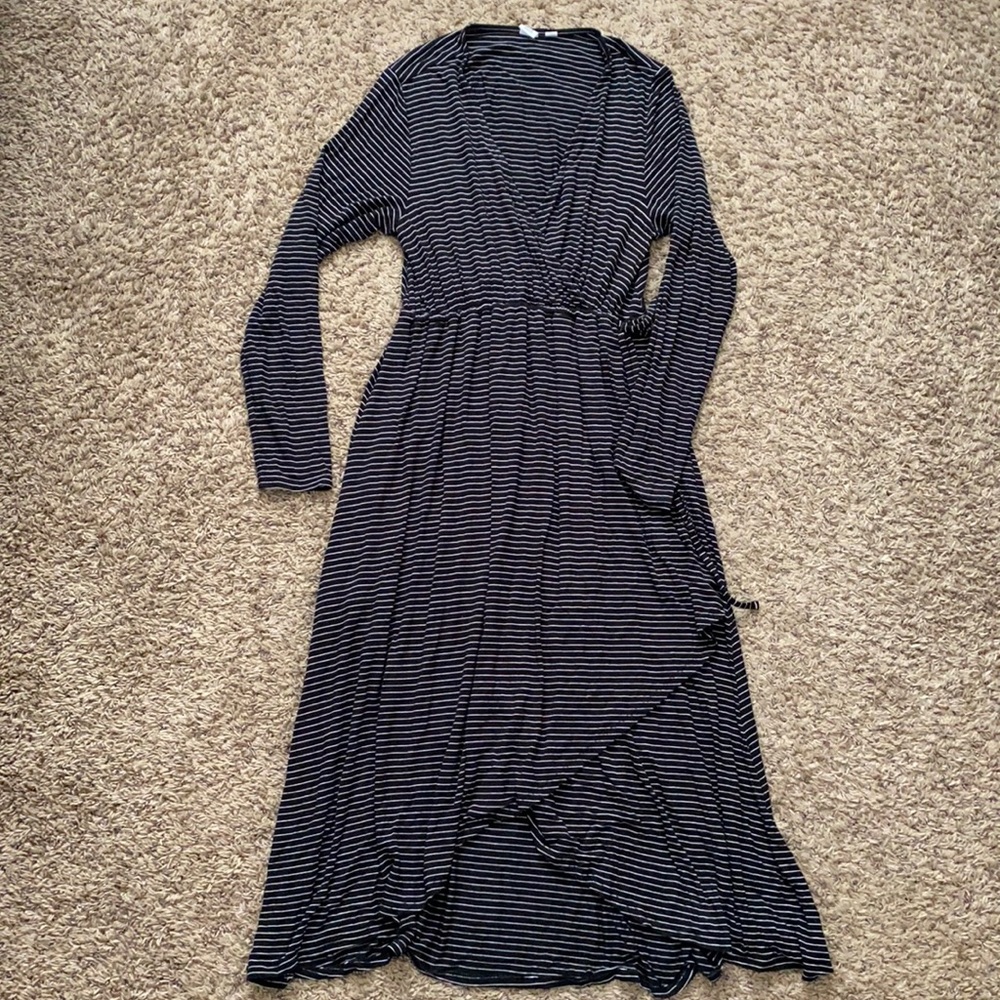 Great condition gap maternity wrap dress